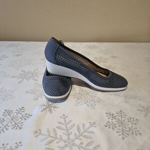 NATURALIZER N5 COMFORT STYLE BECKY Women's Blue Perforated Wedges EUC SZ 9W